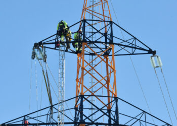Tehnološki divovi grade AI carstva, a cijenu plaćaju građani: Evo kako podatkovni centri utječu na električnu mrežu