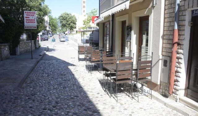 Terase, stolovi i oprema bez odobrenja moraju se ukloniti, Grad Mostar najavio kontrole