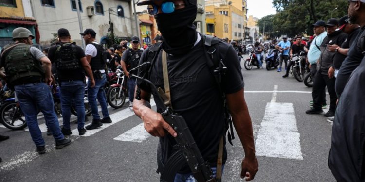 Teška pucnjava u blizini predsjedničke palače u Caracasu – mediji (VIDEO) – RT World News