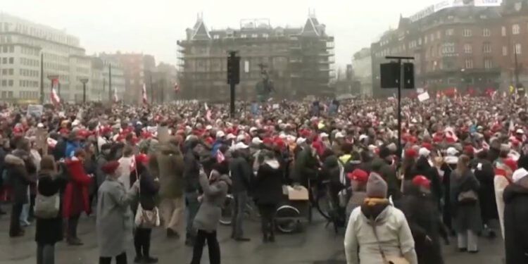Tisuće na nogama, uputili znakovitu poruku: ‘Prste dalje od Grenlanda’