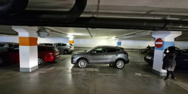 Tko je odgovoran? Nepropisno parkiran automobil danima blokira prolaz u garaži splitskog trgovačkog centra