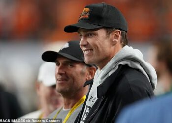 Tom Brady povećava pritisak na svog budućeg beka NFL-a gledajući ga pažljivo u finalu doigravanja sveučilišnog nogometa