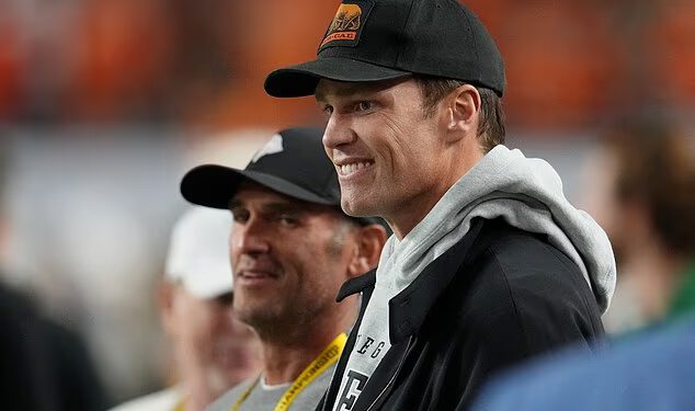 Tom Brady povećava pritisak na svog budućeg beka NFL-a gledajući ga pažljivo u finalu doigravanja sveučilišnog nogometa