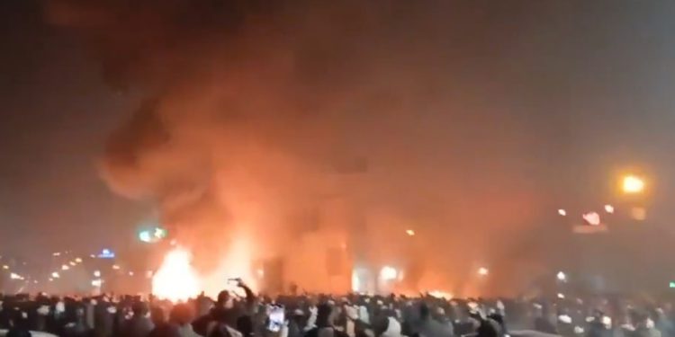 Totalni kaos u Iranu, kruže snimke tijela u crnim vrećama: Trump razmatra snažne vojne opcije