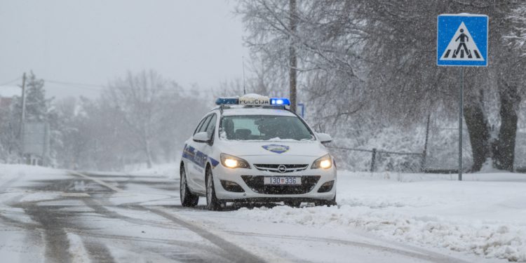 Tragedija u Dalmatinskoj zagori: U sudaru kamiona i osobnog vozila poginula jedna osoba