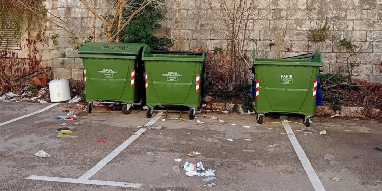 Tri ih dana pokušavaju pomaknuti, ali kontejneri se ne daju