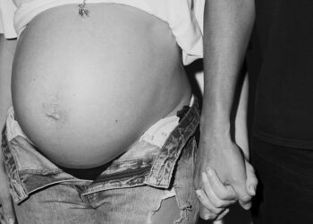 Trudna Paloma Faith dijeli rastuću kvrgu prije nego što je prešla na internetski trend s prisjećanjem na svoje dane partijanja kao plesačica