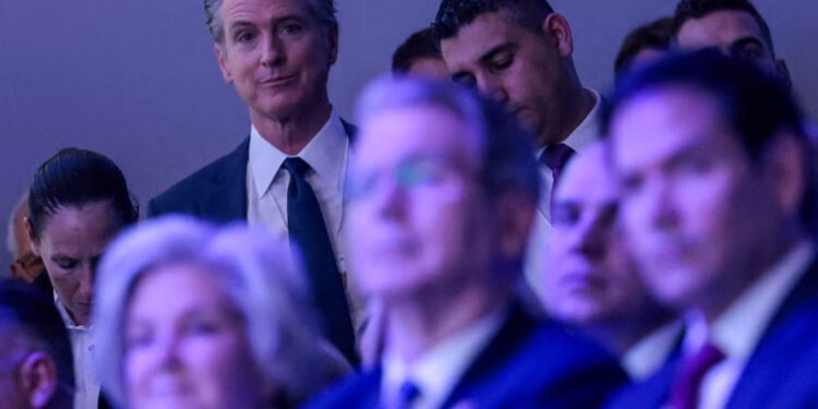 Trump i Newsom dijelili su osmijehe i šale iza kulisa u Davosu – unatoč uvredama i mrtvačkim pogledima u javnosti