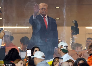 Trump uživa u obiteljskom izlasku s Ivankom i Kaijem u finalu doigravanja sveučilišnog nogometa dok nailazi na burni prijem od obožavatelja u Miamiju