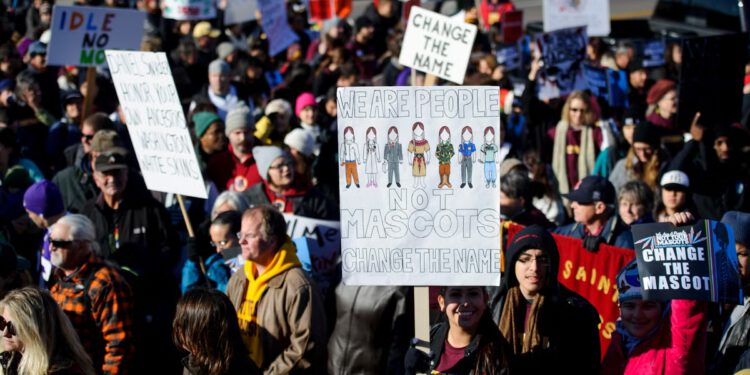 Trumpov tim sada radi na spašavanju indijanskih maskota iz škola kojima je rečeno da ih uklone