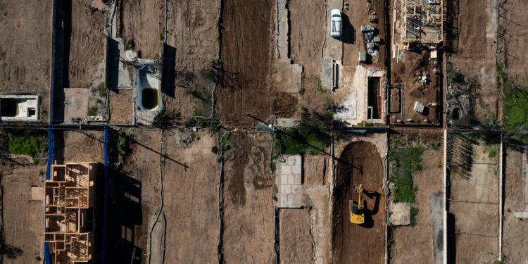 Trumpova izvršna uredba nastoji ubrzati obnovu domova uništenih u požarima u Los Angelesu