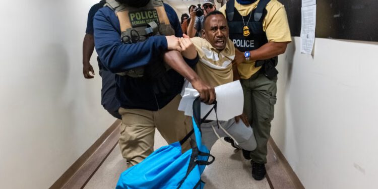 Trumpove deportacije dolaze s visokom cijenom za porezne obveznike, otkrivaju novi podaci