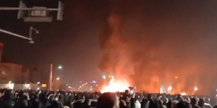 U Iranu gorjele zgrade, vlast ugasila internet, a Trump opet prijeti: ‘Udarit ćemo ih vrlo žestoko’