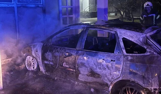 U Mostaru gorjela dva automobila