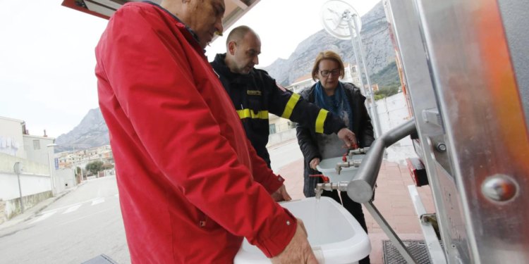 U Slanome i okolici voda nije za piće, vatrogasci osiguravaju pitku vodu cisternama