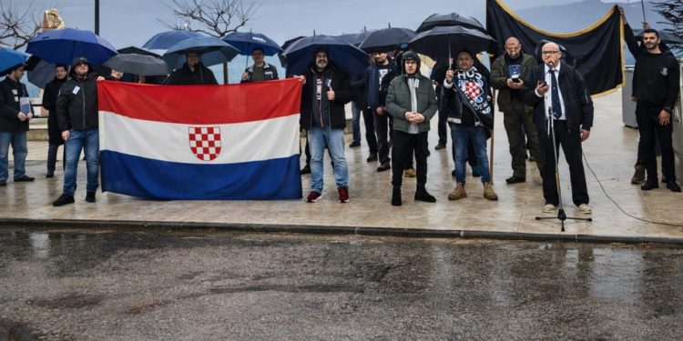 U Supetru se okupila šačica desničara, poručili Ivani Marković da “ovo nije Jugoslavija”