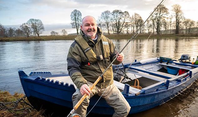 ULOV DANA! On The Road, ili bi to možda trebalo biti On The Rod, susreće se s opuštenim I nasmijanim Steveom Clarkeom dok uzima odmor od šefa Škotske kako bi uživao u prekrasnom iskustvu ribolova na Tayu