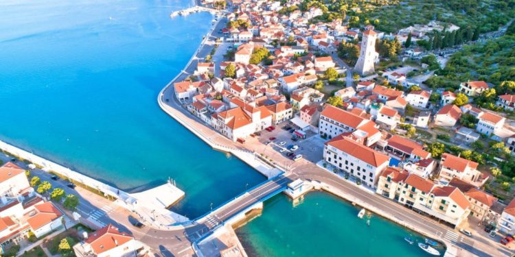 Ukrali vozilo iz dvorišta u Tisnom