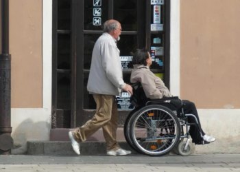 Uskoro novi zakon o njegovateljima, tko sve ulazi u prošireni krug