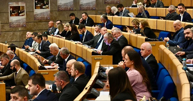 VIDEO Bijeli kruh ponovno preživio glasanje, federalni zastupnici ne odustaju od privilegija