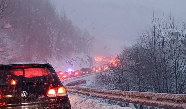 VIDEO Bradina pod snijegom: Teretni promet obustavljen, duge kolone prema Sarajevu