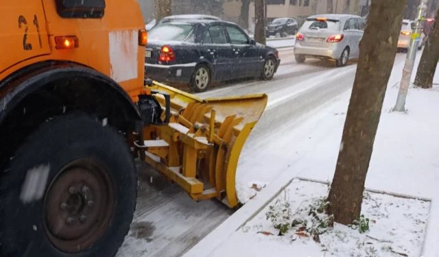 VIDEO Gradske službe čiste prometnice od snijega prema SKB Mostar