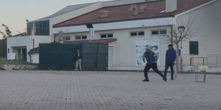 VIDEO Nepalski i indijski radnici u Vodicama iskoristili jedini slobodan dan za partiju kriketa