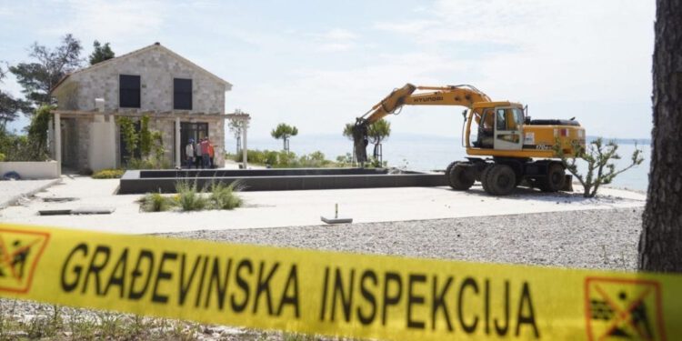 VLADA DONOSI ODLUKU Legalizacija samo za zgrade izgrađene do 21. lipnja 2011. godine. Ako su na pomorskom dobru ništa od nje!