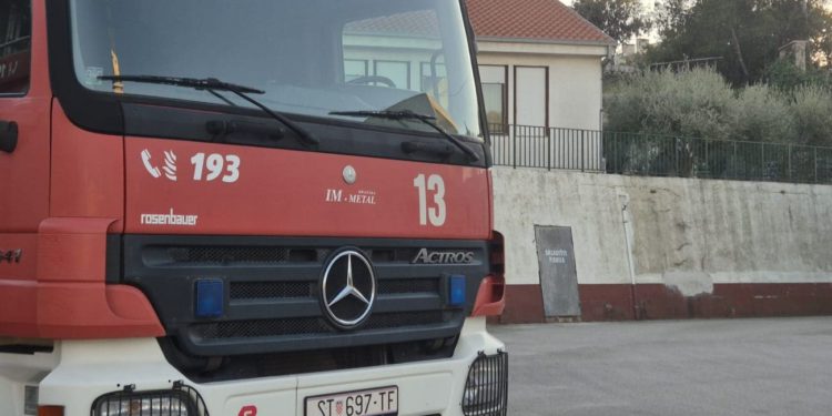 Vatrogasci na terenu u Splitu, na Braču i Visu