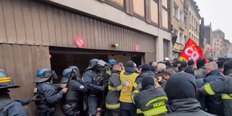 Vatrogasci se bore s policijom u Francuskoj (VIDEO) — RT World News