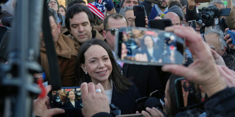 Venezuelanska dobitnica Nobelove nagrade ‘predala’ svoju medalju Trumpu — RT World News