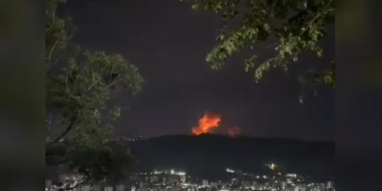 Više eksplozija čulo se u glavnom gradu Venezuele (VIDEO) — RT World News