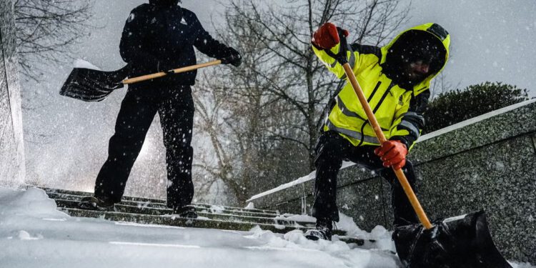 Više od 700 000 bez struje i 4 000 letova otkazano dok se Amerika počela otkopavati od velike snježne oluje