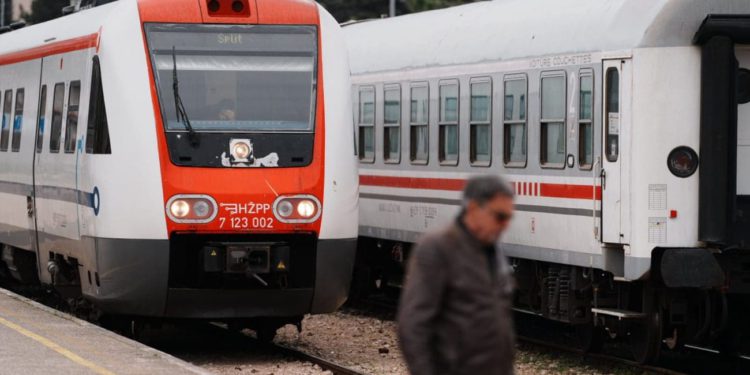 Vlak iz Zagreba jučer krenuo za Split, putnici nakon gotovo 22 sata putovanja stigli svojim kućama