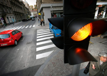 Vozač Peugeota u Zagrebu prošao kroz dva crvena i vozio suprotnim smjerom: Sve je snimila dash kamera