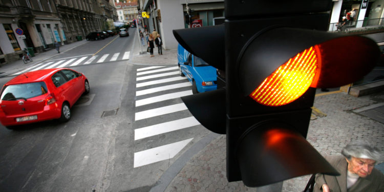 Vozač Peugeota u Zagrebu prošao kroz dva crvena i vozio suprotnim smjerom: Sve je snimila dash kamera