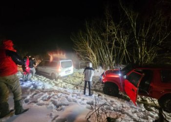 Vozilo hrvatskih registracija zaglavilo u snijegu na Rujištu