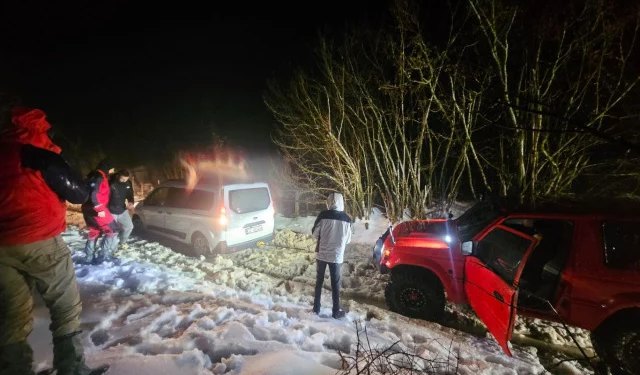 Vozilo hrvatskih registracija zaglavilo u snijegu na Rujištu