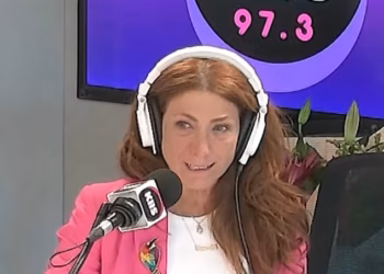 Vraćena KIIS FM voditeljica Robin Bailey suočava se s izvršnim direktorom zbog ‘glupe’ odluke da ukine emisiju