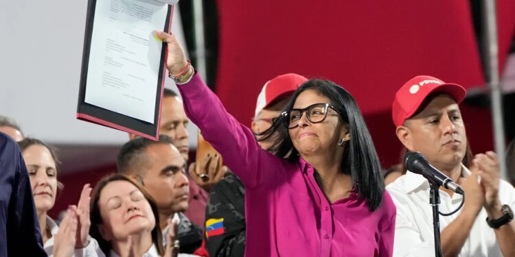 Vršiteljica dužnosti predsjednika Venezuele Delcy Rodriguez potpisuje zakon o privatizaciji nafte