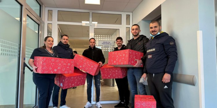 Zadarski – Članovi Udruge Dračevac posjetili i darivali mališane koji su blagdane proveli daleko od doma