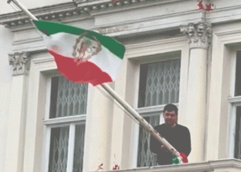 Zastava iranskog veleposlanstva u Londonu srušena, zamijenjena simbolom prije 1979