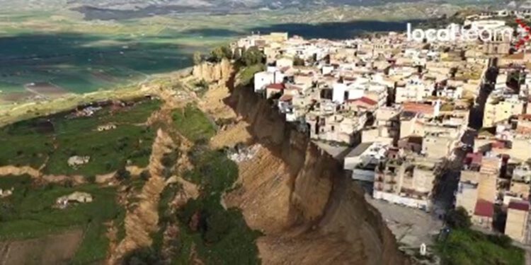Zastrašujući procjep na Mediteranu se širi, grad klizi u ponor: ‘Situacija je ozbiljna, uplašeni smo’