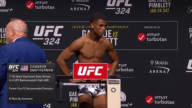 Zastrašujući trenutak UFC zvijezda kolabira na pozornici tijekom prijenosa uživo… samo 24 sata prije borbe u Las Vegasu