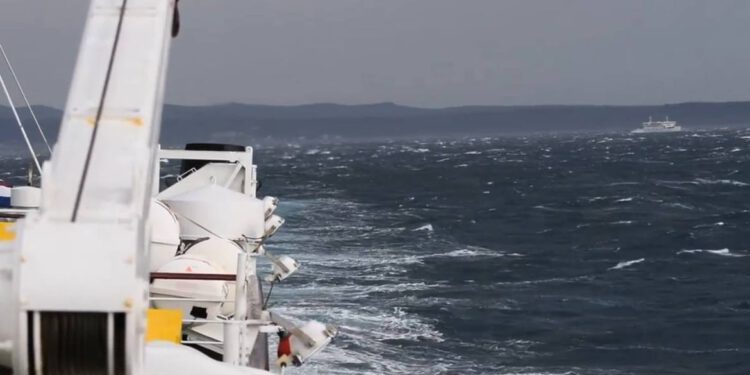 Zbog juga su u prekidu brojne trajektne, katamaranske i brodske linije