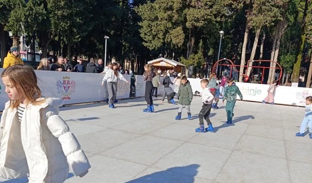 Zimska atrakcija u Trebinju: Otvoreno klizalište ispred Kulturnog centra