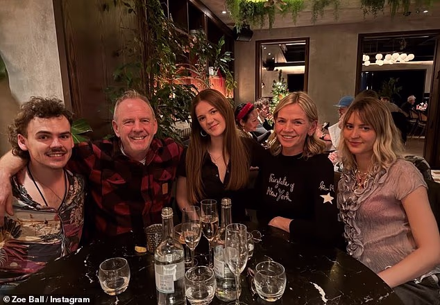 Zoe Ball ponovno se susreće s bivšim suprugom Normanom Cookom i šali se da ‘funk stavljaju u disfunkcionalno’ dok slave Božić sa svojom djecom