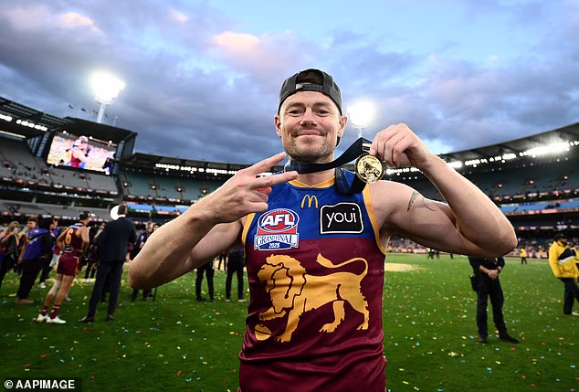 Zvijezda AFL-a Lachie Neale OSTALA JE s mjesta kapetana Brisbane Lionsa usred raspada braka – jer je žena u središtu uočena vani i okolo u odjeći od likre