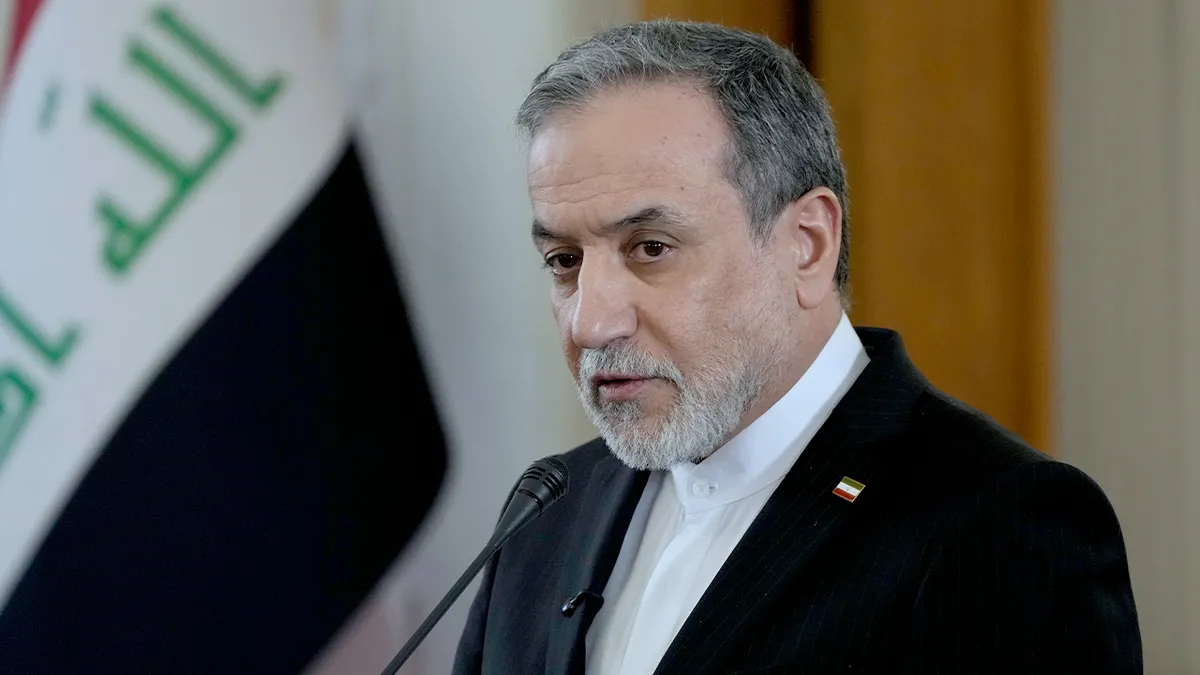 Iranski ministar vanjskih poslova Abbas Araghchi obraća se novinarima pored iračkog ministra vanjskih poslova tijekom razgovora u Teheranu.