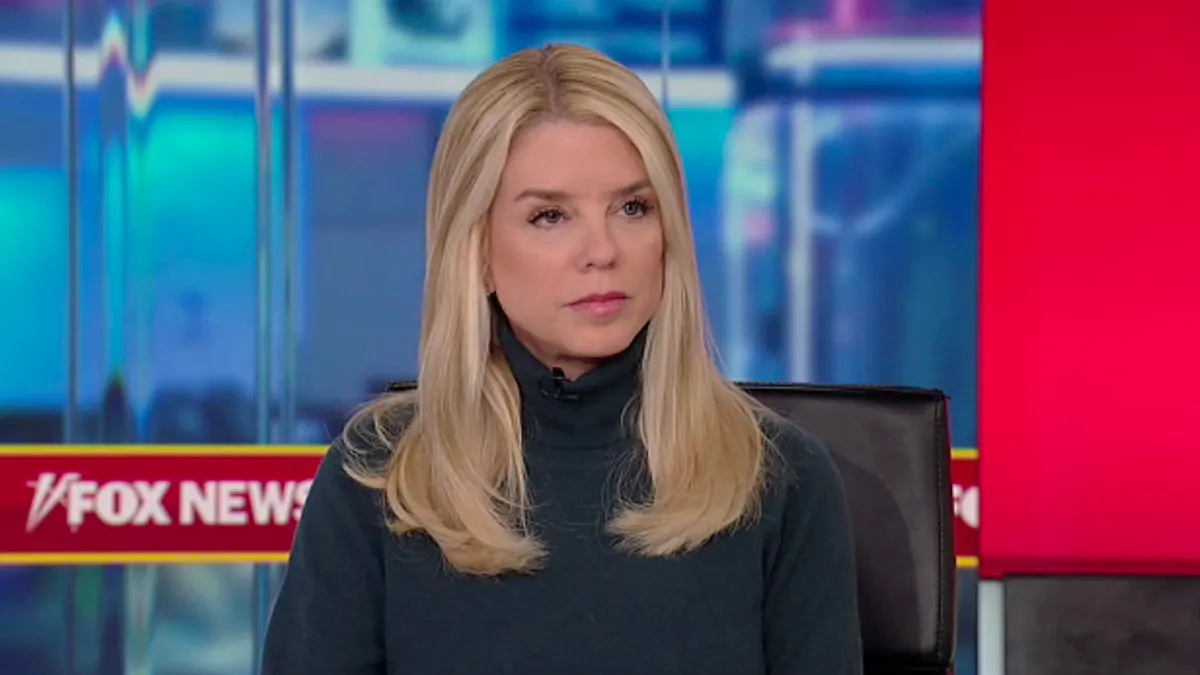 Pam Bondi gleda s ekrana